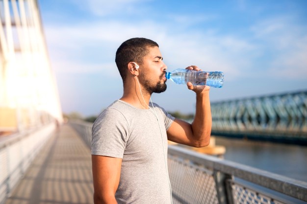 Homme qui boit de l'eau opur s'hydrater